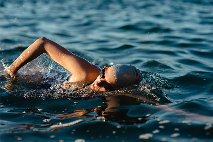 Atleta-compitiendo-en-70.3-triatlon-el-paredon