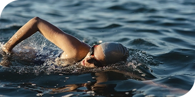 Atleta-compitiendo-en-70.3-triatlon-el-paredon