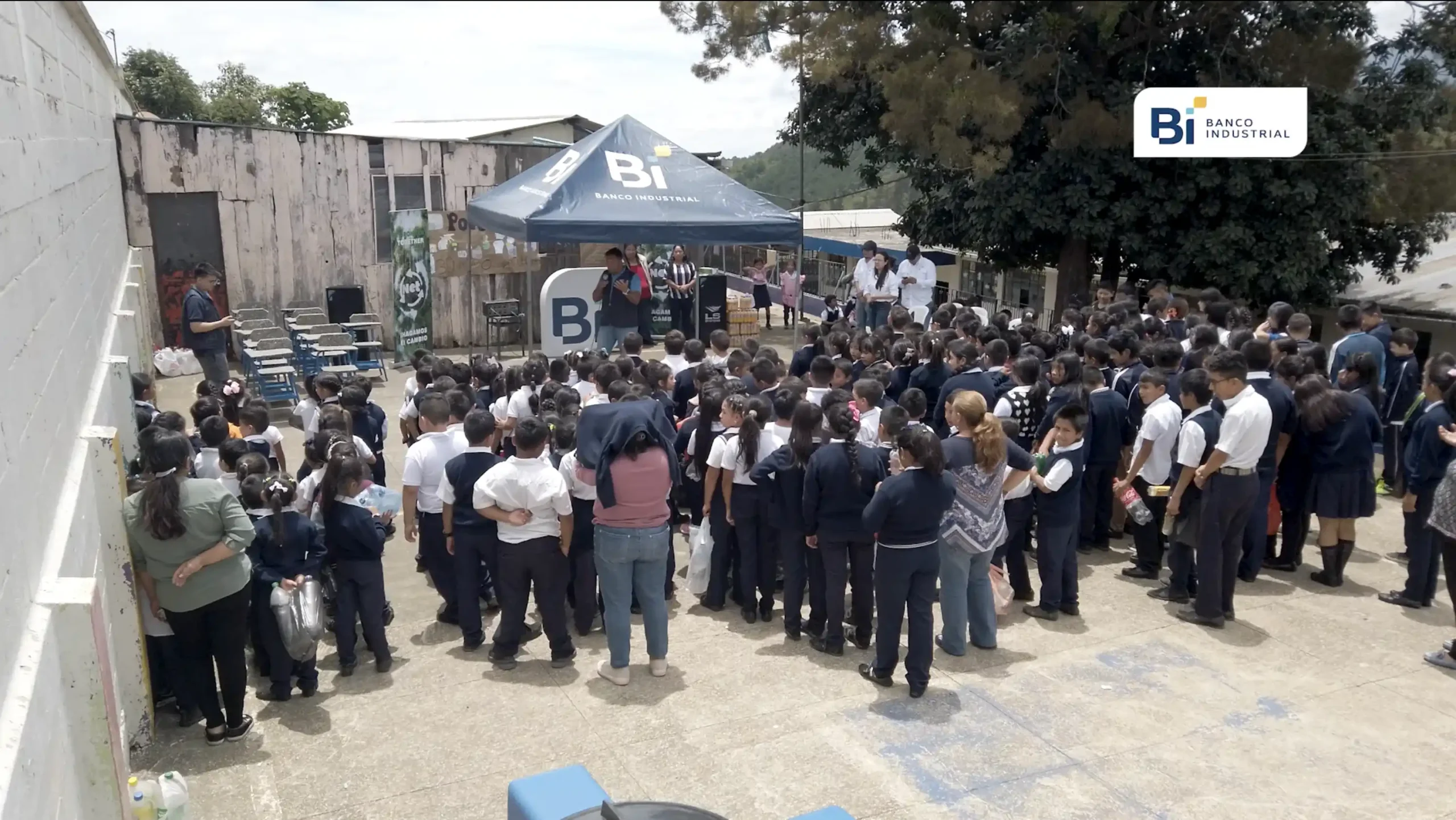 3-escritorios-hechos-de-plastico-reciclado-escuela-aldea-El-Platanar