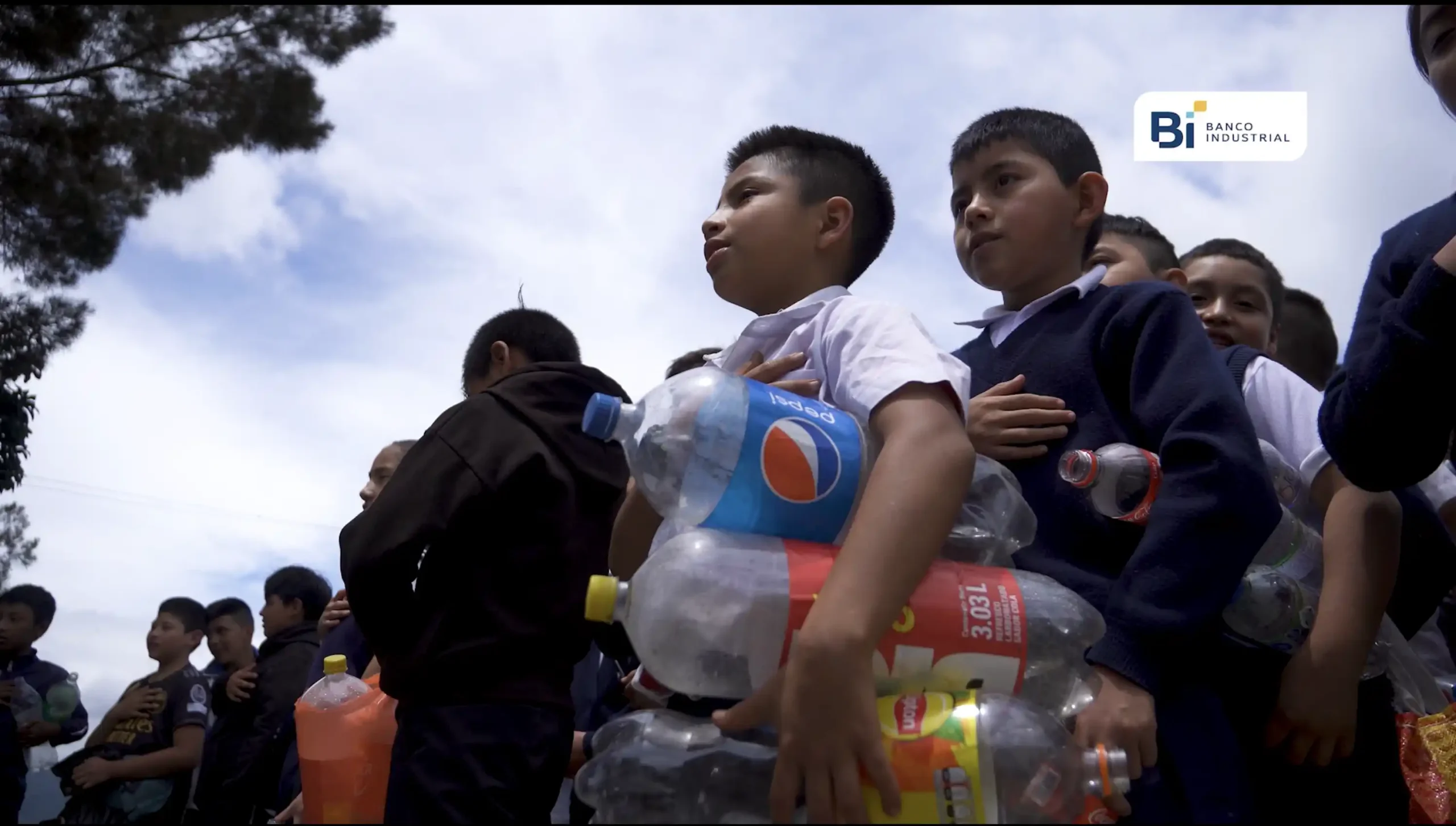 2-escritorios-hechos-de-plastico-reciclado-escuela-aldea-El-Platanar