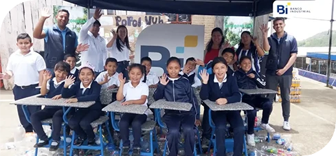 Se entregan 10 escritorios hechos de plástico reciclado a escuela en aldea El Platanar