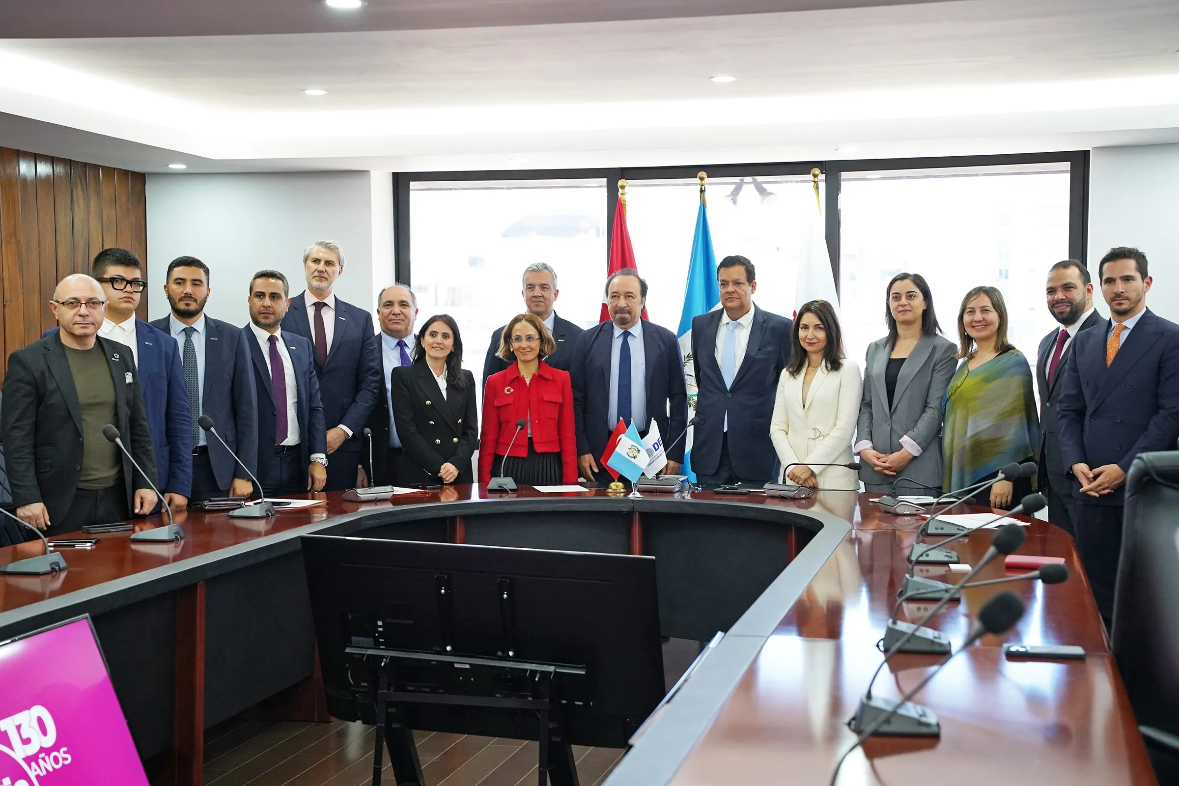 Delegacion-de-empresarios-y-autoridades-de-Turquia-en-Guatemala-con-al-CCG-1