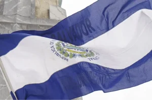 Los bonos de El Salvador suben, pero dudas fiscales aún nublan su repunte