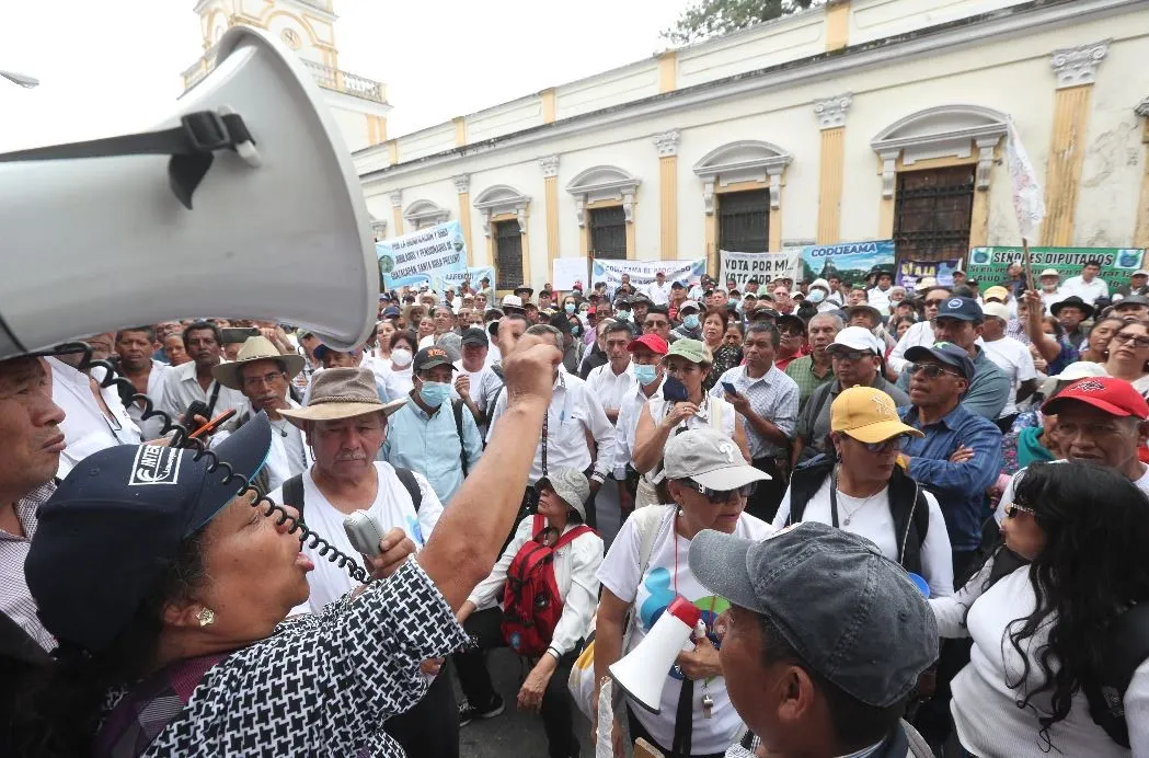 Frente al Congreso personas de varias organizaciones