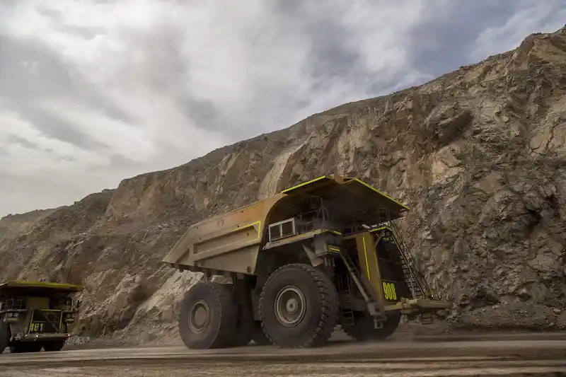 Camiones transportan minerales dentro de mina