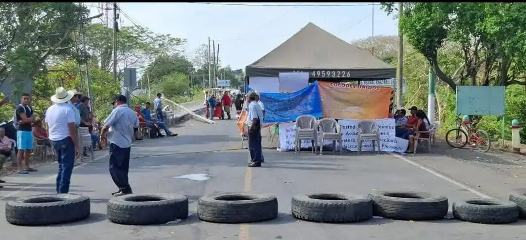 Tres días de bloqueos en ruta hacia aduana Pedro de Alvarado mantienen varados unos 600 camiones con mercancía